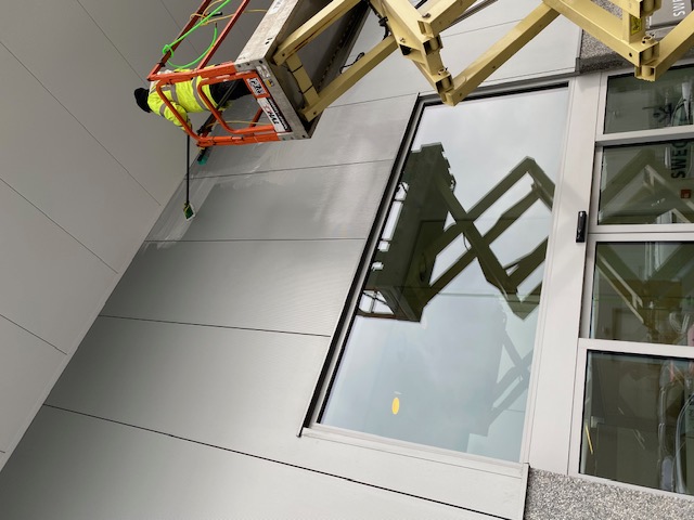 Het reinigen van sandwichpanelen (vaak gebruikt in magazijnen, productiehallen en koelcellen)