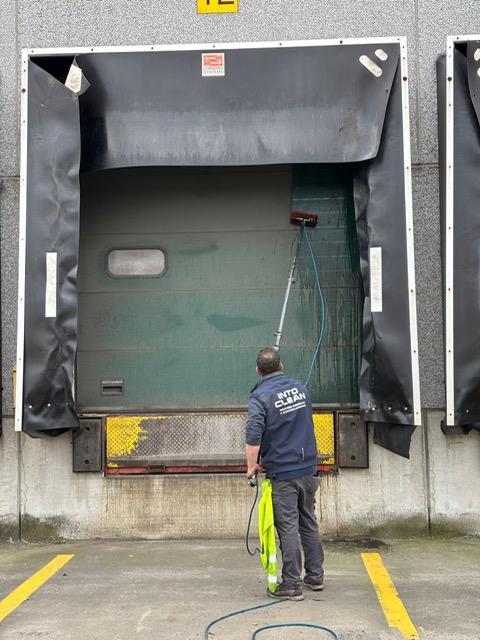 Reiningen van laadkades