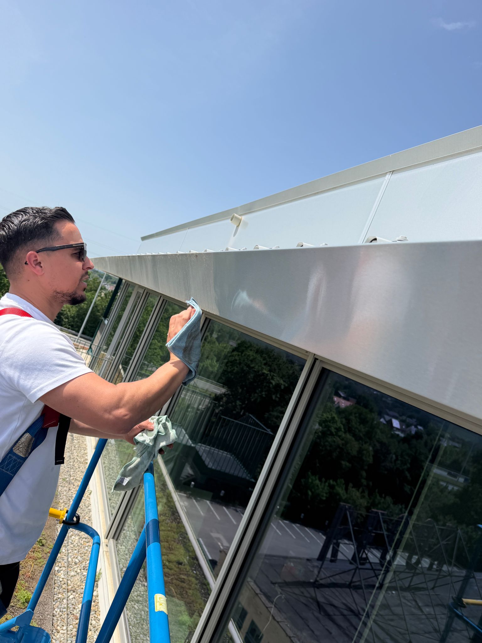 Reinigen van sierlijsten die vervuild zijn met lopers door uitlaatgassen en groenvervuiling op 28m hoogte