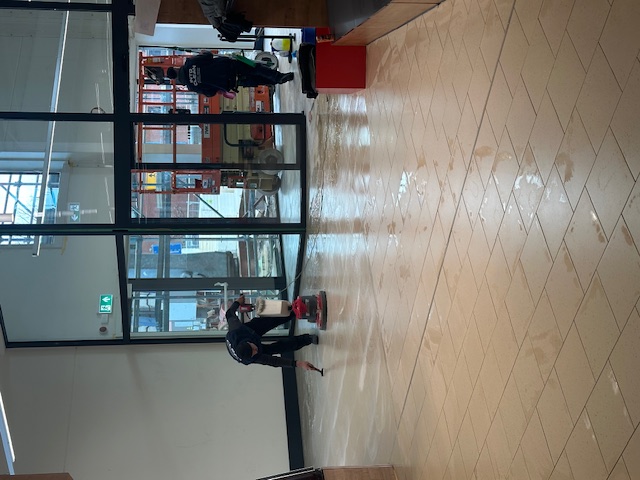 Opleveringschoonmaak vloer verwijderen van cementsluiter