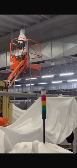 Schoonmaak in een weverij (textielproductie) vraagt een specifieke aanpak Vuil op hoogte (leidingen, kabelgoten, balken)