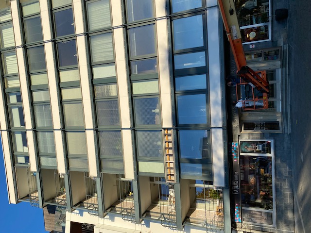 Glaswas van appartementsgebouw